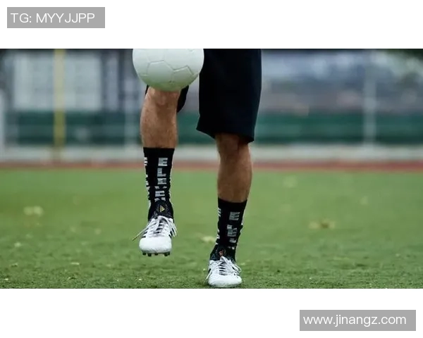 墙上贴足球明星标志打造个性空间让家居充满运动气息与热情活力